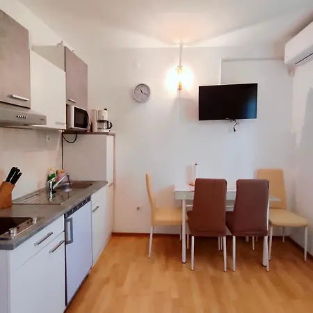 Close To The Sea And Apartament Veglia