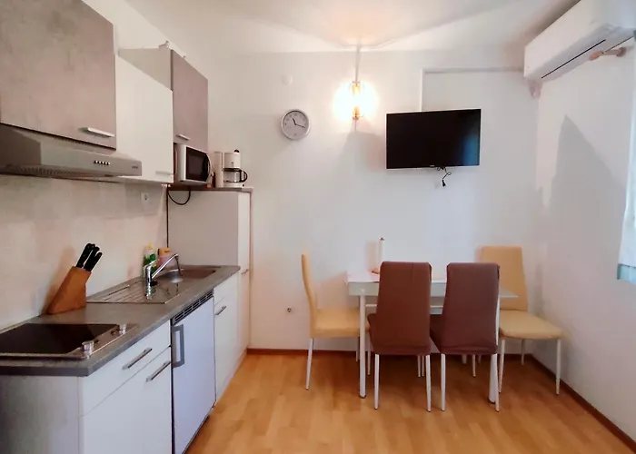 Close To The Sea And Apartament Veglia